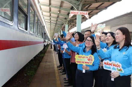 Các đại biểu tham dự chương trình tiễn công nhân về quê đón Tết trên "Chuyến tàu Công đoàn - Xuân 2025".