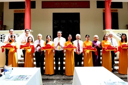 Nguyên Chủ tịch nước Nguyễn Minh Triết và các đồng chí lãnh đạo, nguyên lãnh đạo tỉnh Đồng Nai cắt băng khánh thành. 