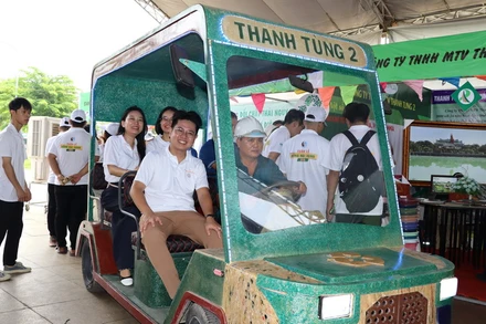 Mô hình xe được tái chế từ rác thải trưng bày tại Tuần lễ Đồng Nai xanh.