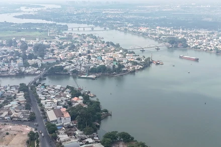 Một góc đô thị Biên Hòa giáp sông Đồng Nai.