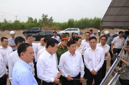 Lãnh đạo tỉnh Đồng Nai kiểm tra tiến độ một dự án giao thông trên địa bàn huyện Nhơn Trạch.