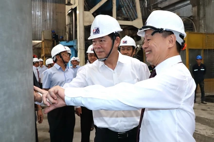 Bí thư Tỉnh ủy Đồng Nai Nguyễn Hồng Lĩnh thăm phân xưởng sản xuất Nhà máy bê-tông đúc sẵn Hùng Vương, xã Thạnh Phú, huyện Vĩnh Cửu. 