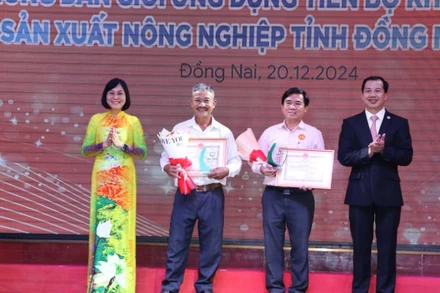 Phó Chủ tịch Ủy ban nhân dân tỉnh Đồng Nai Nguyễn Thị Hoàng và Giám đốc Sở Khoa học Công nghệ Đồng Nai Lại Thế Thông trao giải cho các tác giả đạt giải cao Hội thi nông dân giỏi ứng dụng tiến bộ khoa học kỹ thuật vào sản xuất nông nghiệp tỉnh năm 2024.