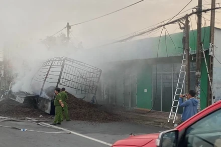 Lực lượng chức năng có mặt tại hiện trường điều tra, làm rõ nguyên nhân.