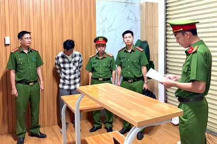 Cơ quan điều tra đọc lệnh bắt tạm giam Trần Quốc Huy.