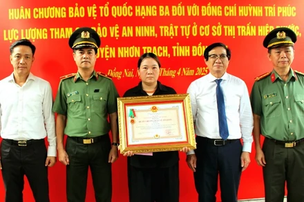 Lãnh đạo tỉnh Đồng Nai trao Huân chương Bảo vệ Tổ quốc hạng Ba cho đại diện gia đình đồng chí Huỳnh Trí Phúc.
