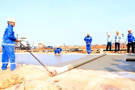 Thi công đường cất, hạ cánh sân bay Long Thành.