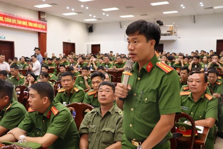 Công an xã nêu ý kiến tại buổi đối thoại.