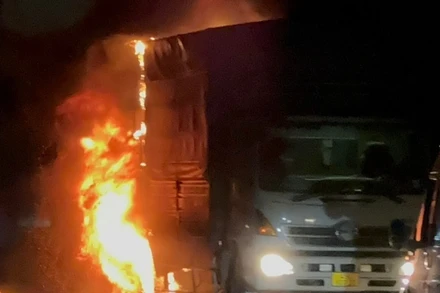 Hiện trường chiếc xe tải bốc cháy dữ dội trên Quốc lộ 20.