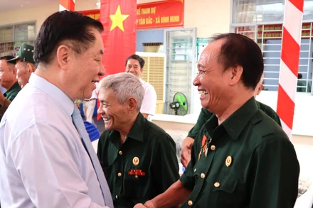 Đồng chí Nguyễn Trọng Nghĩa cùng người dân ấp Tân Bắc, xã Bình Minh, huyện Trảng Bom, tỉnh Đồng Nai.