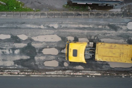 Tuyến Quốc lộ 51 qua địa phận phường An Hòa, thành phố Biên Hòa với nhiều ổ voi, ổ gà.