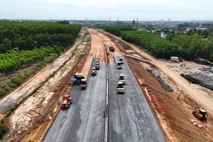 Thi công tại Dự án đường cao tốc Biên Hòa-Vũng Tàu, đoạn qua địa bàn huyện Long Thành, tỉnh Đồng Nai.