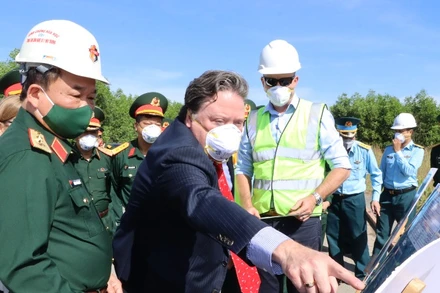 Thứ trưởng Quốc phòng Hoàng Xuân Chiến và Đại sứ Marc Knapper kiểm tra tiến độ dự án xử lý ô nhiễm dioxin khu vực sân bay Biên Hòa giai đoạn 1.