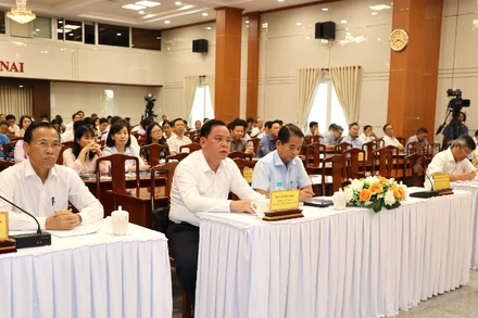 Các đồng chí lãnh đạo tỉnh Đồng Nai và đại biểu dự tại điểm cầu Hội trường Tỉnh ủy.