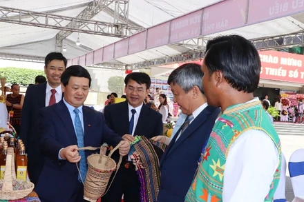 Bộ trưởng, Chủ nhiệm Ủy ban Dân tộc Hầu A Lềnh cùng lãnh đạo tỉnh Đồng Nai tham quan gian hàng trưng bày. 