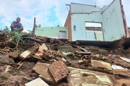 Khu vực nhà một người dân bị sạt lở xuống sông Đồng Nai.