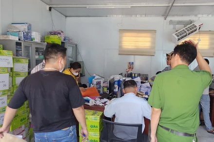 Lực lượng chức năng làm việc với đại diện Công ty gỗ Bình Minh ngay sau vụ nổ.