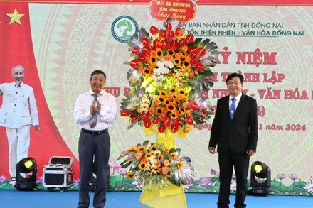 Phó Bí thư Thường trực Tỉnh ủy Đồng Nai Hồ Thanh Sơn tặng lẵng hoa chúc mừng nhân kỷ niệm 20 năm thành lập Khu Bảo tồn thiên nhiên văn hóa Đồng Nai.