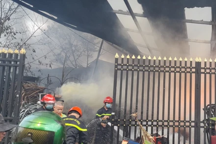 Lực lượng chức năng tiếp cận hiện trường để dập lửa.