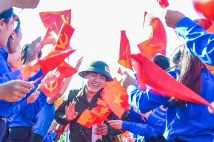 [Ảnh] Xúc động khoảnh khắc thanh niên Đồng Nai lên đường nhập ngũ