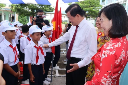 Bí thư Tỉnh ủy Đồng Nai Nguyễn Hồng Lĩnh động viên học sinh Trường trung học cơ sở Hiệp Hòa tại Lễ khai giảng. 