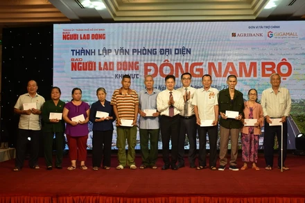 Tặng quà cho một số gia đình chính sách khu vực Đông Nam Bộ.