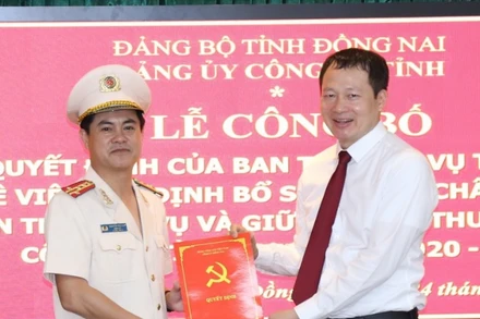 Đồng chí Vũ Hồng Văn, Bí thư Tỉnh ủy Đồng Nai trao quyết định cho Đại tá Nguyễn Đức Hải.