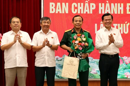 Các đồng chí trong Thường trực Tỉnh ủy Đồng Nai chúc mừng Đại tá Vũ Văn Điền được điều động, bổ nhiệm chức vụ Phó Tư lệnh, Tham mưu trưởng Bộ Tư lệnh Thành phố Hồ Chí Minh.