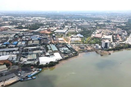 Khu công nghiệp Biên Hòa 1 nhìn từ sông Đồng Nai.