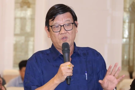 Nhà văn Nguyễn Một nêu ý kiến tại diễn đàn.