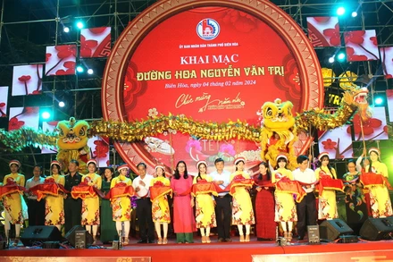 Nghi thức cắt băng khai mạc đường hoa Nguyễn Văn Trị.
