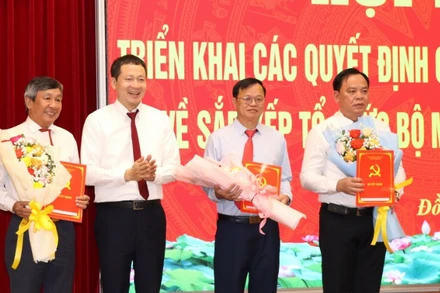 Bí thư Tỉnh ủy Đồng Nai Vũ Hồng Văn trao quyết định thành lập mới 2 đảng bộ và hợp nhất Ban Tuyên giáo và Dân vận Tỉnh ủy.