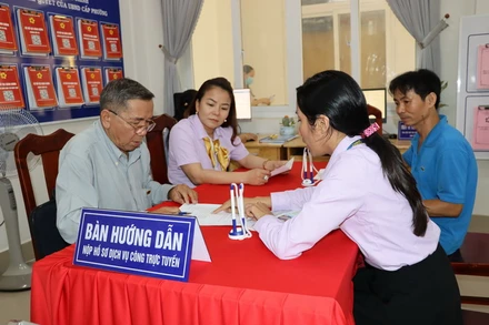 Cán bộ phường Tân Phong hướng dẫn người dân làm thủ tục hành chính.