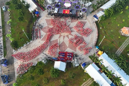 Hơn 1.000 người đồng diễn xếp hình nghệ thuật hình bản đồ nước ta chào mừng kỷ niệm 79 năm Quốc khánh 2/9 tại Công viên Dương Tử Giang, thành phố Biên Hòa.