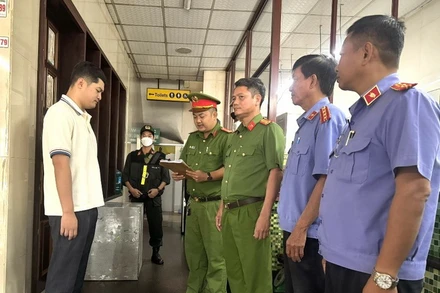 Cơ quan điều tra và Viện Kiểm sát nhân dân huyện Định Quán thi hành bắt tạm giam Lê Dương.