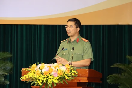 Đại tá Nguyễn Hồng Phong, Giám đốc Công an tỉnh Đồng Nai trả lời chất vấn về đấu tranh với tội phạm sử dụng công nghệ cao tại Kỳ họp thứ 18.