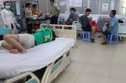 Người dân nhập viện nghi bị ngộ độc do ăn bánh mì ở thành phố Long Khánh.