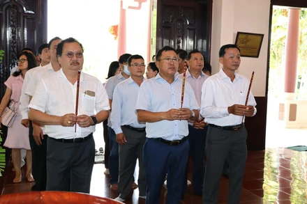 Đoàn Cơ quan Thường trực Báo Nhân Dân tại Thành phố Hồ Chí Minh dâng hương tại Đền liệt sĩ huyện Nhơn Trạch.