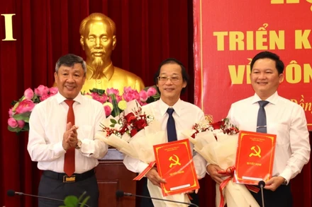 Phó Bí thư Thường trực Tỉnh ủy Đồng Nai Hồ Thanh Sơn trao quyết định cho đồng chí Nguyễn Hữu Nguyên (bên phải) và đồng chí Bùi Quang Huy (bên trái).