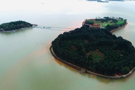 Nhiều công trình đã được xây dựng trên đảo Ó và đảo Đồng Trường để kinh doanh dịch vụ du lịch. Đây là 2 hòn đảo nằm tách biệt, được ví như “viên ngọc sáng giữa lòng hồ Trị An”.