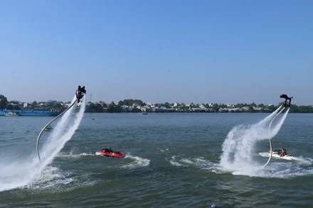 Mãn nhãn với màn biểu diễn Fly Board trên sông Đồng Nai.