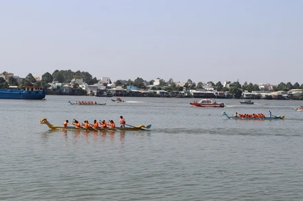 Các đội tranh tài ở cự ly 1.000m.
