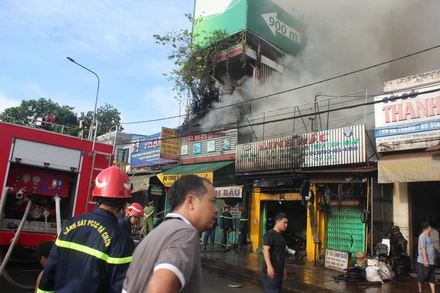 Lửa bốc cháy dữ dội tại 2 cửa hàng bán phụ tùng xe ô-tô.