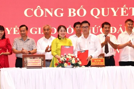 Đại diện Ban Tổ chức Đảng ủy Khối doanh nghiệp tỉnh Đồng Nai và Ban Tổ chức các đảng bộ ký biên bản bàn giao tổ chức đảng và đảng viên.