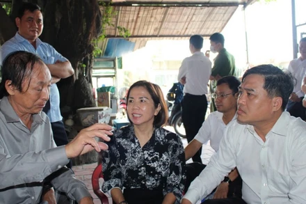 Đồng chí Hồ Văn Nam, Ủy viên Ban Thường vụ Tỉnh ủy Đồng Nai, Bí thư Thành ủy Biên Hòa và các thành viên đoàn công tác lắng nghe người dân trong vùng dự án nêu ý kiến.