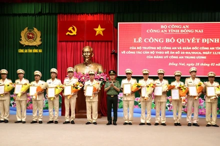 Đại tá Nguyễn Đức Hải, Giám đốc Công an tỉnh Đồng Nai trao quyết định điều động cán bộ.