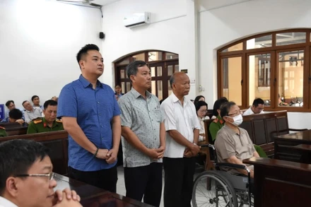 Các bị cáo tại phiên tòa chiều 7/3.