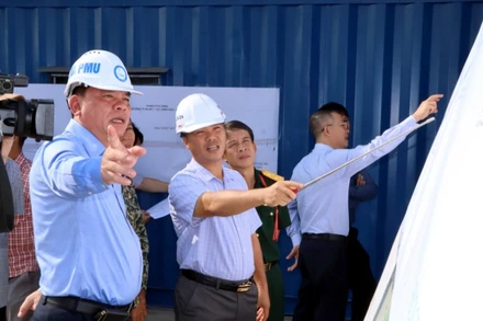 Phó Bí thư Tỉnh ủy, Chủ tịch Ủy ban nhân dân tỉnh Đồng Nai Võ Tấn Đức kiểm tra tiến độ dự án trọng điểm quốc gia cao tốc Biên Hòa-Vũng Tàu, đoạn qua địa bàn thành phố Biên Hòa.