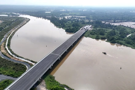 Cầu Vàm Cái Sứt có tổng vốn đầu tư gần 400 tỷ đồng trước nguy cơ hoàn thành không thể đưa vào sử dụng.