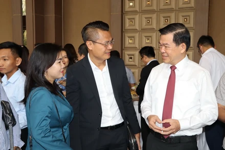 Bí thư Tỉnh ủy Đồng Nai Nguyễn Hồng Lĩnh (bên phải) trao đổi với doanh nghiệp. 